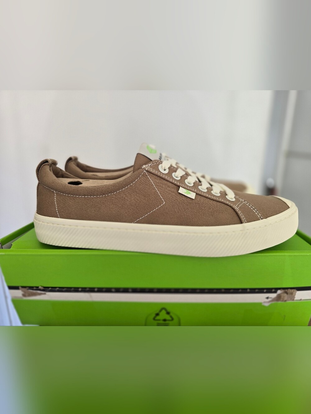 NIB Cariuma OCA Low-Top Sneakers in Burnt Sand
